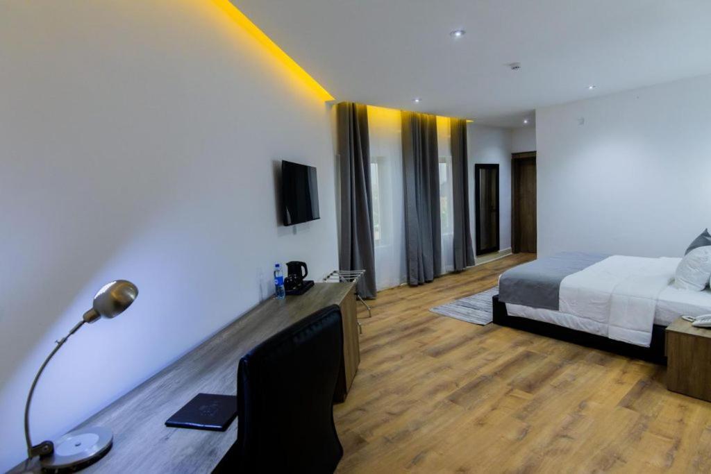 Crownsville Hotel - Airport Road Port Harcourt Exterior foto