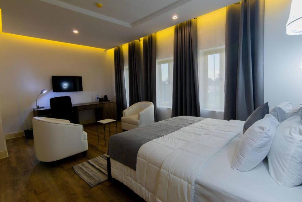 Crownsville Hotel - Airport Road Port Harcourt Exterior foto