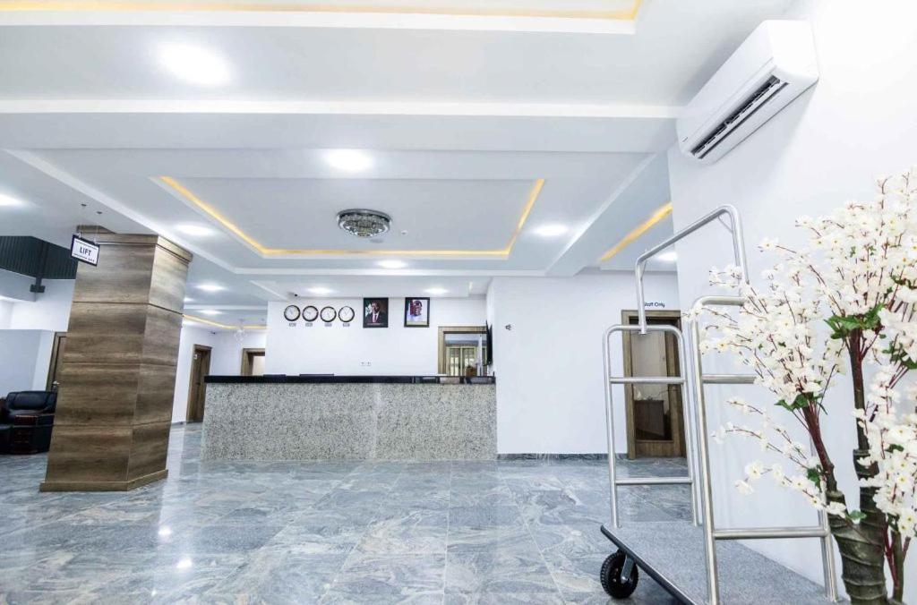 Crownsville Hotel - Airport Road Port Harcourt Exterior foto